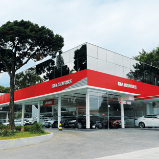 fachada da concessionária Stern Kia na Rua Colômbia com Av. Brasil